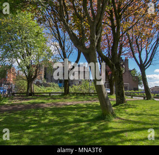 GLASGOW, Schottland - 13. MAI 2018: Deanside Garten mit der Rückseite des Alten College Bar und dem Civic Zimmer im Hintergrund. Stockfoto