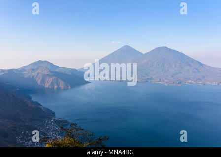 Panorama Ansicht Der Atitlan See und Vulkane im Hochland von Guatemala Stockfoto