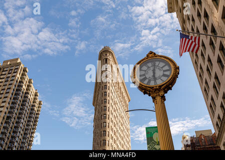 New York, Vereinigte Staaten - 12. Mai 2018: Das Flatiron Building mit der 5th Ave Gebäude in Manhattan in New York, NY, USA Stockfoto