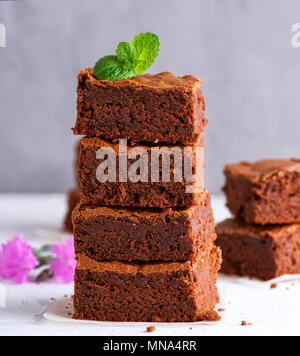 Stapel der quadratische Scheiben gebackene Brownie pie auf eine weiße Fläche, in der Nähe Stockfoto