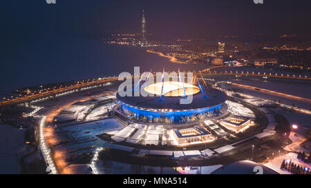 Wunderschöne Luftbild aus der Vogelperspektive Blick auf den Golf von Finnland, St. Petersburg, Russland, mit einem Stadion, Western schnelle Durchmesser und Kabel - Aufenthalt Stockfoto