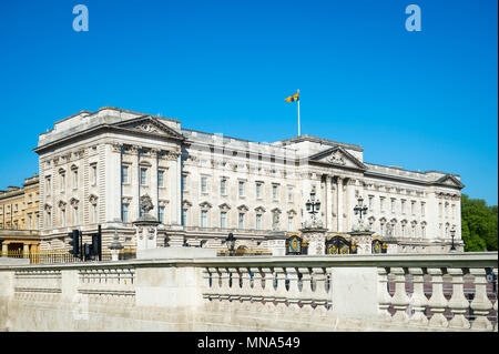 LONDON - 15. MAI 2018: Sonniger Morgen auf Buckingham Palace mit Balustrade Steinmauer. Stockfoto