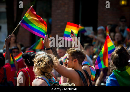 NEW YORK CITY - 25 Juni, 2017: Teilnehmer wave Regenbogenfahnen in der jährlichen Pride Parade durch Greenwich Village. Stockfoto