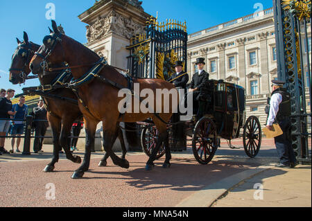 LONDON - 15. MAI 2018: Pferd und Wagen geht aus den verzierten Toren Buckingham Palace Stockfoto