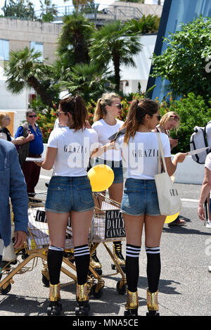 Cannes, Frankreich - 11. Mai 2018: Grazia Mitarbeiter verteilen das Magazin an die Masse, die am 71. Filmfestival in Cannes. Stockfoto