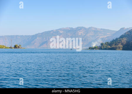 Ufer des San Lucas Toliman - Dorf am Atitlan See, Abteilung von Solola in Guatemala Stockfoto