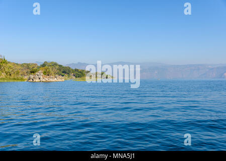 Ufer des San Lucas Toliman - Dorf am Atitlan See, Abteilung von Solola in Guatemala Stockfoto