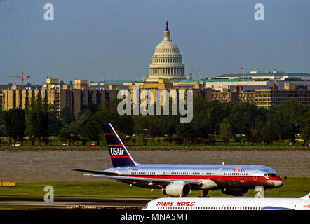 Washington DC, USA, 1994 der US-Hauptstadt ist die Kuppel, die im Hintergrund vom nationalen Flughafen Ronald Reagan mit der Potomac River hinter der US Airways Jet gesehen auf dem Weg rollen nehmen sichtbar Stockfoto