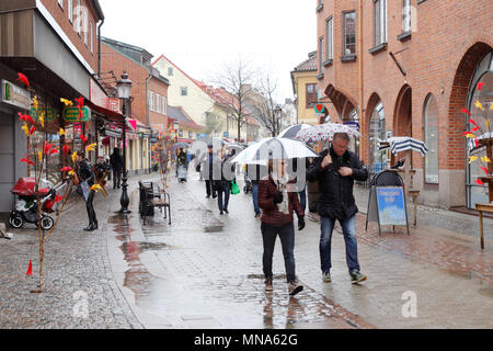 Ystad, Schweden - 15 April 2017: Ostern Shopping Straße Ostra Storgatan bei Regen eingerichtet. Stockfoto