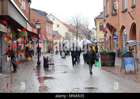 Ystad, Schweden - 15 April 2017: Ostern Shopping Straße Ostra Storgatan bei Regen eingerichtet. Stockfoto