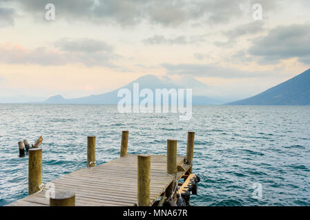 Am Pier der San Marcos La Laguna mit beaufiful Landschaft des Lake Atitlan und Vulkane - Guatemala Stockfoto