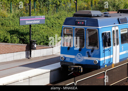 Stockholm, Schweden - 28. Juli 2016: eine S-Bahn in Betrieb auf der Linie 28S auf der Roslagsbanan system Bestehen der "Universitetet" Station headin Stockfoto