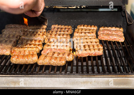 Fleisch Rollen (Mititei, Mici) auf dem Grill, das ist ein traditionelles Balcanic (Rumänisch) Gericht. Stockfoto