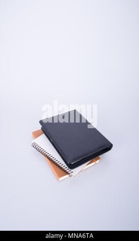 Notebook oder schwarzem Leder Notebook auf dem blackground Stockfoto