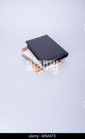 Notebook oder schwarzem Leder Notebook auf dem blackground Stockfoto