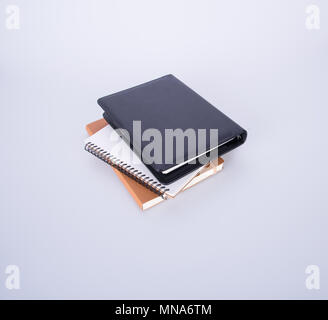 Notebook oder schwarzem Leder Notebook auf dem blackground Stockfoto