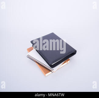Notebook oder schwarzem Leder Notebook auf dem blackground Stockfoto