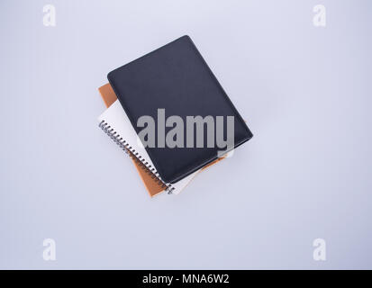 Notebook oder schwarzem Leder Notebook auf dem blackground Stockfoto