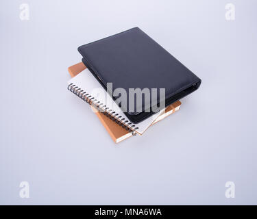 Notebook oder schwarzem Leder Notebook auf dem blackground Stockfoto