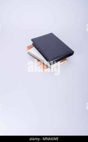 Notebook oder schwarzem Leder Notebook auf dem blackground Stockfoto