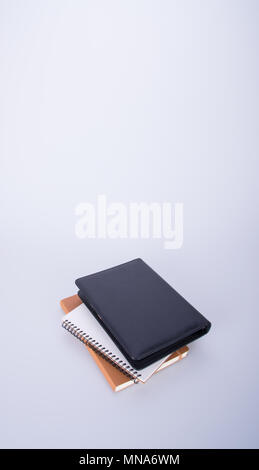 Notebook oder schwarzem Leder Notebook auf dem blackground Stockfoto