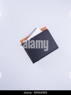 Notebook oder schwarzem Leder Notebook auf dem blackground Stockfoto
