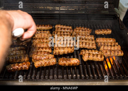 Fleisch Rollen (Mititei, Mici) auf dem Grill, das ist ein traditionelles Balcanic (Rumänisch) Gericht. Stockfoto