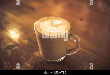 Kaffee mit Milchschaum im Glas Stockfoto