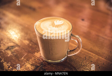 Kaffee mit Milchschaum im Glas Stockfoto