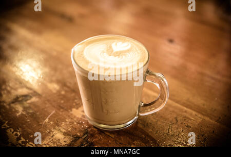 Kaffee mit Milchschaum im Glas Stockfoto