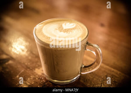 Kaffee mit Milchschaum im Glas Stockfoto