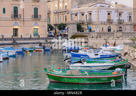 Traditionelle Fischerboote im Hafen nach einem langen Tag Arbeit - Syrakus, Sizilien, Italien Stockfoto