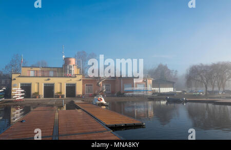 Varese, Lombardei, Italien, allgemeine Ansicht, der Varese Ruderclub und Bootshaus am frühen Morgen steigende, Sonne, Erstellen von atmosphärischen Bedingungen, Nebel/Nebel auf die [Canottieri Varese] Lago di Varese. © Peter SPURRIER, Stockfoto