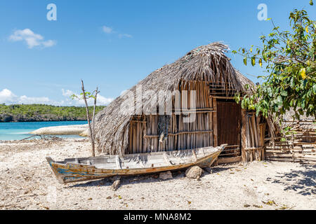 Der traditionelle Rotenese Bambus Fischer Hütte mit Strohdach und ein Holzboot. Rote Insel, im Osten der Provinz Nusa Tenggara, Indonesien Stockfoto