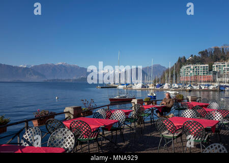 Blick von der Terrasse des Ristorante Kšpi Club, über den Lago Maggiore in Richtung Intra- und Schnee, bedeckt den italienischen Dolomiten rechts Das hotel Hotel de Ch Stockfoto