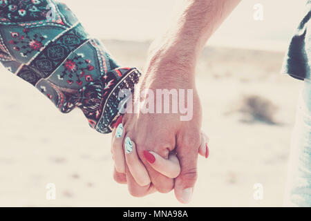 Liebe für immer zusammen mit ein Paar der kaukasischen Jungen Hände Hug und tippen Sie unter dem Sonnenlicht. Urlaub Sommer und Vintage Farben. neuen Modus Stockfoto