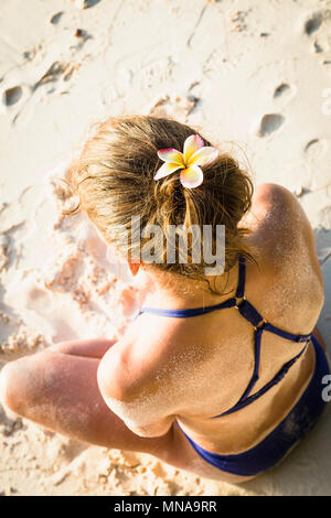Hohe Betrachtungswinkel und der Mitte der erwachsenen Frau im Bikini Meditation am Strand Stockfoto