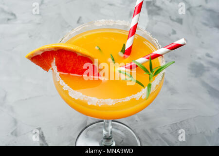 Kalte bunten Cocktail Getränk an einem heißen Sommertag. Stockfoto