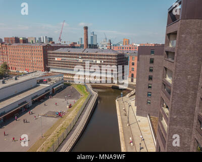 Manchester City Centre Drone Luftaufnahme über Gebäude arbeiten Skyline Bau blauer Himmel Sommer Deansgate Stockfoto