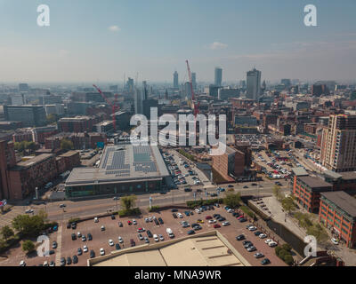 Manchester City Centre Drone Luftaufnahme über Gebäude arbeiten Skyline Bau blauer Himmel Sommer Deansgate Stockfoto