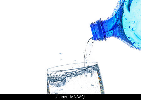 Frisches Mineralwasser wird in ein Glas mit einem Splash auf weißem Hintergrund in enger gegossen (Kopie Platz für Text hinzufügen) Stockfoto