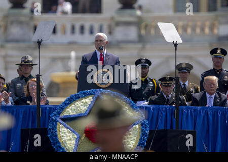 Washington, District of Columbia, USA. 15 Mai, 2018. United States Vice President Mike Pence liefert Erläuterungen während der der 37. jährlichen nationalen Frieden Offiziere' Memorial Service auf der Westseite des United States Capitol in Washington, DC am 15. Mai 2018. Credit: Alex Edelman/CNP Credit: Alex Edelman/CNP/ZUMA Draht/Alamy leben Nachrichten Stockfoto