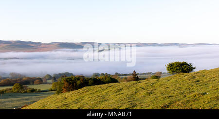 Ystrad Meurig, Ceredigion, Wales, Großbritannien, 15. Mai 2018 Deutschland Wetter: Nebel und umarmt den Oberlauf der Teifi Tal, entlang der Kante der Cambrian Mountains in Wales. Als die Sonne scheint hell über der kleinen ländlichen Dorf Ystrad Meurig. Credit: Ian Jones/Alamy leben Nachrichten Stockfoto