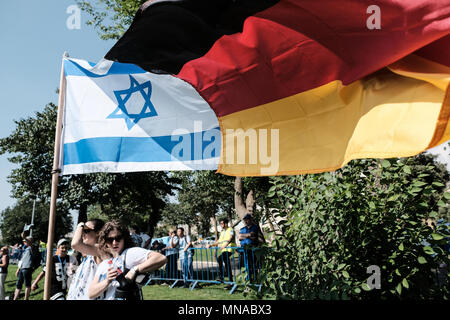 Jerusalem, Israel. 15 Mai, 2018. Abschluss der Marsch der Nationen für die zur Konferenz der Vereinten Nationen, der in der 70. Jahrestag der Gründung des Staates Israel stattfand, tausende von Christen aus allen Nationen zu Fuß von Sacher Park unterhalb der Knesset zu Mt. Zion. Der Marsch des Lebens begann im Jahr 2007 durch die Umkehr von Nachkommen von NS-Tätern für die Schuld ihrer Väter und Großväter. Seit damals, die Märsche in 350 Städten und 20 Nationen statt. Credit: Nir Alon/Alamy leben Nachrichten Stockfoto