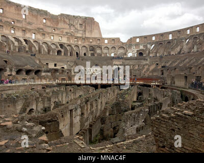 15. Mai 2018, Italien, Rom: Bild des Römischen Kolosseum. Während die Gladiatoren, die einst im Römischen Kolosseum zur Unterhaltung der Massen zu kämpfen, heute die imposante Amphitheater aus der Antike wird für einen guten Zweck als ein Open-air Theater zu verwenden. Nichts anderes aber "Gladiator" wird es in der Nacht vom 06. Juni auf einem riesigen Bildschirm und mit Live-Musik gezeigt werden, entsprechend dem Management der weltbekannten Monument, das am 15. Mai 2018. Foto: Alvise Armellini/dpa Stockfoto