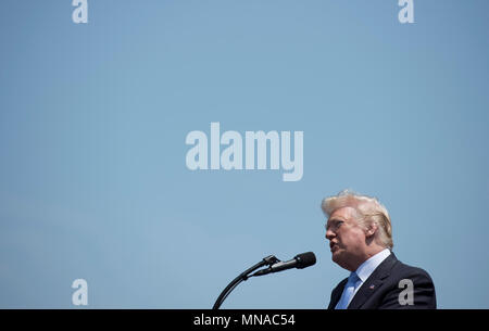 Präsident Donald Trump liefert Erläuterungen auf der 37. jährlichen nationalen Frieden Offiziere' Memorial Service im US-Kapitol am 15. Mai 2018 in Washington, D.C. Credit: Kevin Dietsch/Pool über CNP | Verwendung weltweit Stockfoto