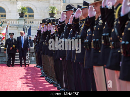 Präsident Donald Trump kommt auf der 37. jährlichen nationalen Frieden Offiziere' Memorial Service im US-Kapitol am 15. Mai 2018 in Washington, D.C. Credit: Kevin Dietsch/Pool über CNP | Verwendung weltweit Stockfoto