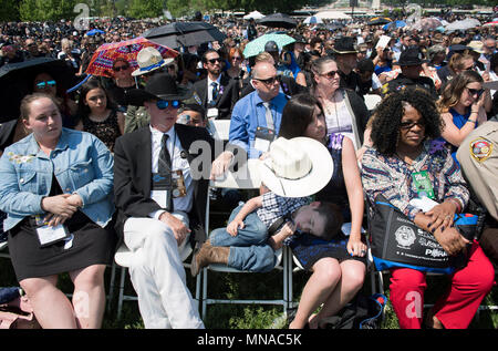 Die Zuschauer hören als Präsident Donald Trump Erläuterungen auf der 37. jährlichen nationalen Frieden Offiziere' Memorial Service im US-Kapitol Gebäude liefert am 15. Mai 2018 in Washington, D.C. Credit: Kevin Dietsch/Pool über CNP | Verwendung weltweit Stockfoto