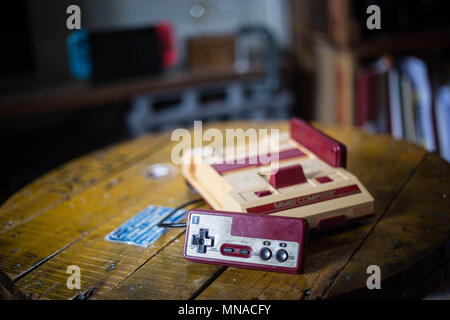 Eine alte Vintage japanischen Markt Version der Spielkonsole Nintendo "Family Computer", auch "FAMICOM". Das Famicom Cames in 1983 und war die erste Videospielkonsole von Nintendo erstellt. Nintendo angekündigt, dass sie die Re-Start der Fertigung des Nintendo Classic Mini "Nintendo Entertainment System" (NES) Video Spiele Konsole auf Verkauf im Juni 2018. Das Kyoto-basierte Video Game Company Nintendo seine Comeback Jahr endete mit Einnahmen im Wert von $ 9 Mrd. nach einem glorreichen 2017 insbesondere mit der Einführung der hybrid Konsole Nintendo, mini Retro Vintage Spielkonsolen wie z. B. Stockfoto