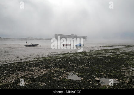 Weston-super-Mare, Großbritannien. 15 Mai, 2018. UK Wetter: Nebel treibt weg zum Meer und über den Strand auf einem meist sonnigen Tag. Keith Ramsey/Alamy leben Nachrichten Stockfoto